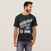 墨入れの刺青師に溺れるタトゥー Tシャツ (正面フル)