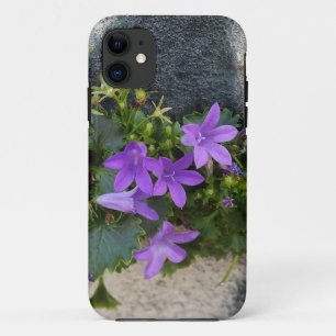 壁から飛び出た花 iPhone 11 ケース