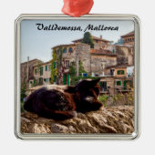 壁で日向ぼっこする猫 - マヨルカ島、ヴァルデモッサ メタルオーナメント (正面)