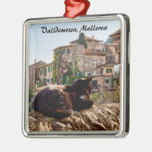 壁で日向ぼっこする猫 - マヨルカ島、ヴァルデモッサ メタルオーナメント (左)