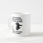 壁にぶつけられた 面白いマグカップ コーヒーマグカップ (正面左)