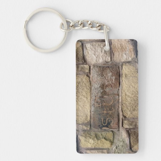 壁にもう一つ煉瓦が積み上がっている キーホルダー (正面)