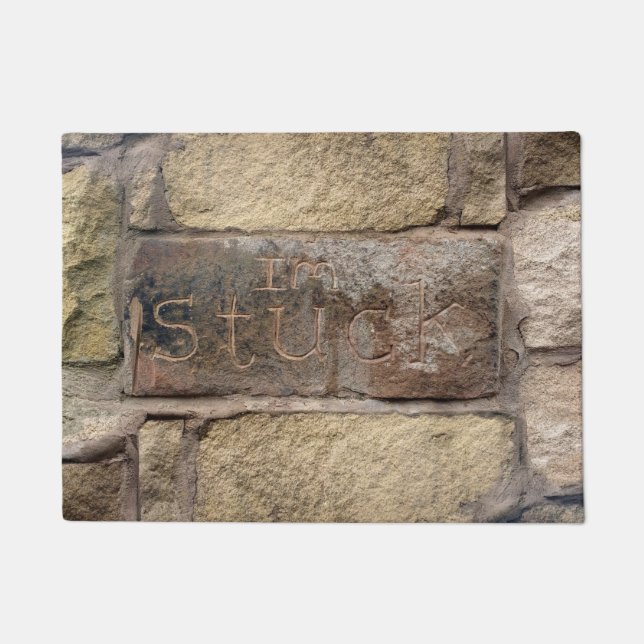 壁にもう一つ煉瓦が積み上がっている ドアマット (正面)