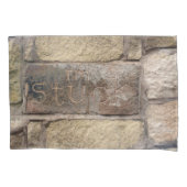 壁にもう一つ煉瓦が積み上がっている 枕カバー (正面)