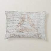 壁に付いたリーボックのロゴの写真を閉じる アクセントクッション (裏面)