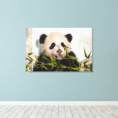 壁に寄り掛かるジャイアントパンダ キャンバスプリント (インサイチュ (ウッドフロア))