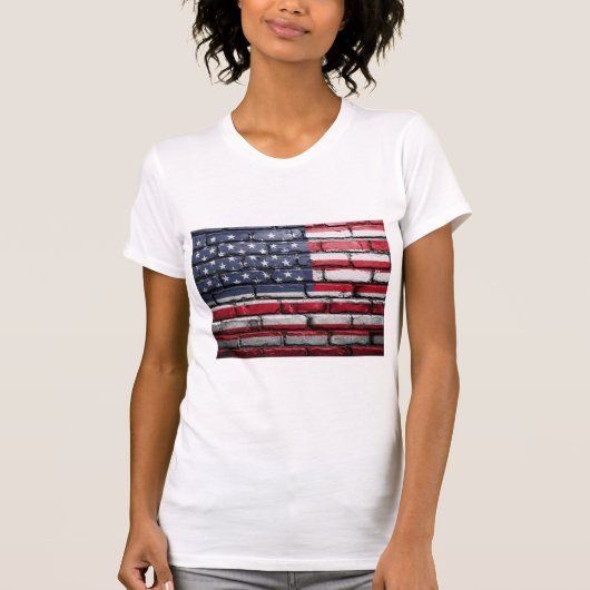 壁に掲げられたアメリカ国旗 Tシャツ (正面)
