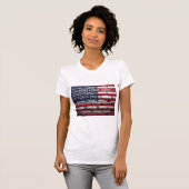 壁に掲げられたアメリカ国旗 Tシャツ (正面フル)