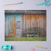 壁に素朴自転車を乗せた古い小屋 薄葉紙 (クラフト)