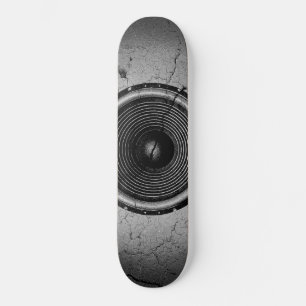 壁に音楽スピーカーが入っている スケートボード