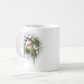 壁のカラフルポータルを通して見るトゥーカン コーヒーマグカップ (正面左)