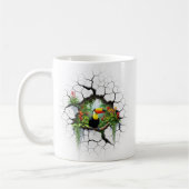 壁のカラフルポータルを通して見るトゥーカン コーヒーマグカップ (左)