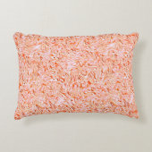 壁のテクスチャのように見える、サーモンカラー アクセントクッション (正面)