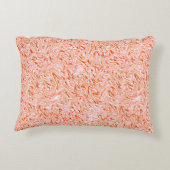 壁のテクスチャのように見える、サーモンカラー アクセントクッション (裏面)