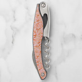 壁のテクスチャのように見える、サーモンカラー ソムリエナイフ (裏面)