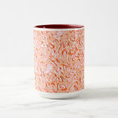 壁のテクスチャのように見える、サーモンカラー マグカップ (中央)