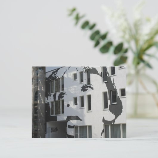 壁の男の子 ポストカード (スタンド正面)