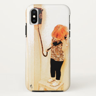 壁の電話で話している小さな女の子ヴィンテージの一見 iPhone X ケース