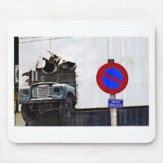 壁を通した悪い駐車 マウスパッド (正面)