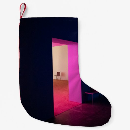 壁付近の空き茶色の肘掛けなし椅子 スモールクリスマスストッキング (正面)