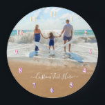 壁掛けとカスタムフォト文字ユアカウンドデザイン ラージ壁時計<br><div class="desc">カスタムの写真と文字-ユニーク独自のデザイン – 家族パーソナライズされた、友人、個人の贈り物 – テキストと写真を追加 – カスタマイズツールを使用して要素のサイズを変更し、移動!</div>