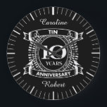 壁時計<br><div class="desc">10周年結婚はギフト伝統的はスズだ。このクレストスタイルデザインは、カップルの10年祝の結婚のためのロマンチックなデザインである。このもしデザインの救済下に連絡頼カスタマイズ、彼らはこの文字の下にあるデザイナーのボタンです。10th, 10th 結婚anniversary, 10th anniversary, tin, anniversary, 結婚 s, romantic, 10th, 結婚s anniversary,白黒,</div>