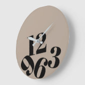 壁時計 – ベージュの背景落ちた番号 (傾斜)