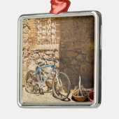 壁、Monteriggioni、シエナの前に自転車に乗って下さい メタルオーナメント (左)