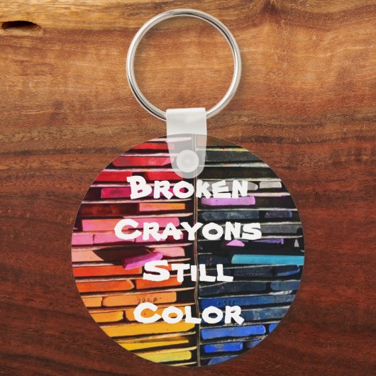 壊れたクレヨンはまだ色 – 感動的ことわざ キーホルダー (正面)