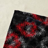 壊れたハートは黒い背景に赤と灰色 ビーチタオル (インサイチュ)