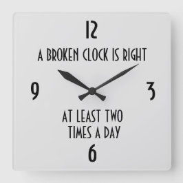 壊れた時計は1日に少なくとも2回正しい スクエア壁時計