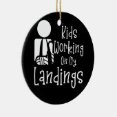 壊れた腕の子供たちがまだ着陸に取り組んでいる セラミックオーナメント (右)