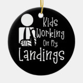 壊れた腕の子供たちがまだ着陸に取り組んでいる セラミックオーナメント (正面)