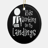 壊れた腕の子供たちがまだ着陸に取り組んでいる セラミックオーナメント (左)