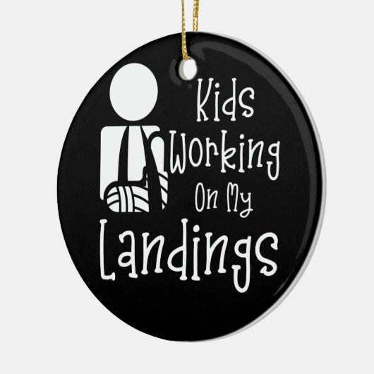 壊れた腕の子供たちがまだ着陸に取り組んでいる セラミックオーナメント (左)