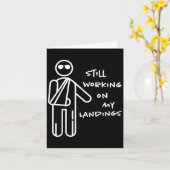 壊れた腕の子供たちが着陸に取り組むおもしろい カード (黄色い花)