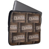 壊れやすい木箱のヴィンテージ ラップトップスリーブ (正面右)