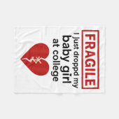 壊れやすい私は大学で私の赤ん坊の女の子を落としてしまった フリースブランケット (正面(横))