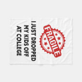 壊れやすい私は私の子供を大学の母で降ろしたばかりだ フリースブランケット (正面(横))