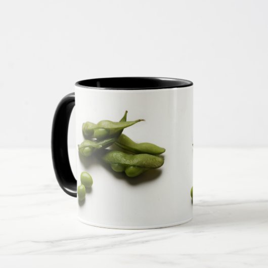 壊れるエンドウ豆の鞘を持つ多数の緑のedamameの豆 マグカップ (正面左)