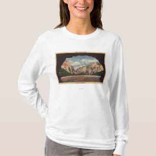 壮大さの入口からの公園の眺め Tシャツ
