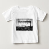 壮大なトランクの鉄道ヤードのヴィンテージの港ヒューロンMI ベビーTシャツ (正面)