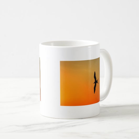 壮大なフリゲート飛んでいる鳥のオレンジ色の夕日 コーヒーマグカップ (正面右)
