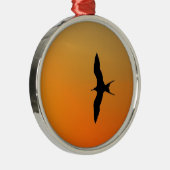 壮大なフリゲート飛んでいる鳥のオレンジ色の夕日 メタルオーナメント (右)