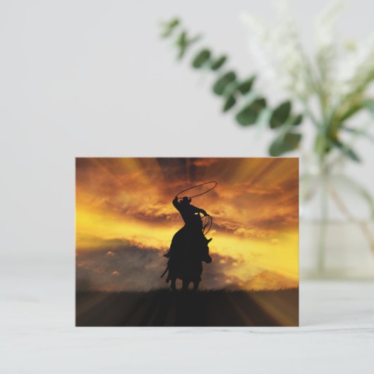 壮大なローピングカウボーイホースステアとサンセット ポストカード (スタンド正面)