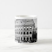 壮大なローマのコロッセオ:象徴的なサンセット建築 コーヒーマグカップ (中央)