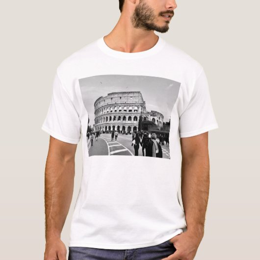 壮大なローマのコロッセオ:象徴的なサンセット建築 Tシャツ (正面)