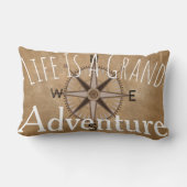 壮大な冒険のタイポグラフィ及びコンパス ランバークッション (裏面)