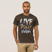 壮大な山の冒険Tシャツ Live Fully Tシャツ (正面フル)