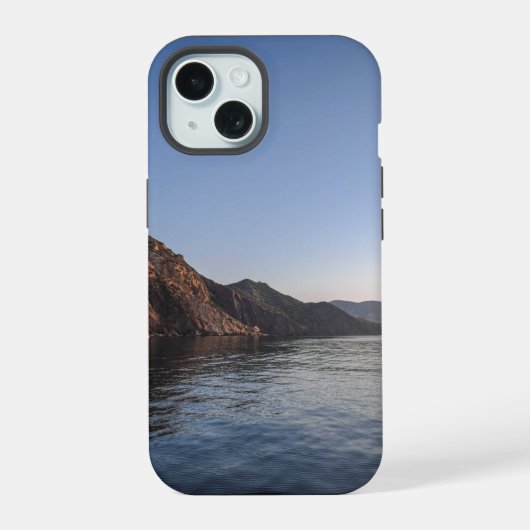 壮大な岩の海岸に沈む夕日 iPhone 15ケース (裏面)